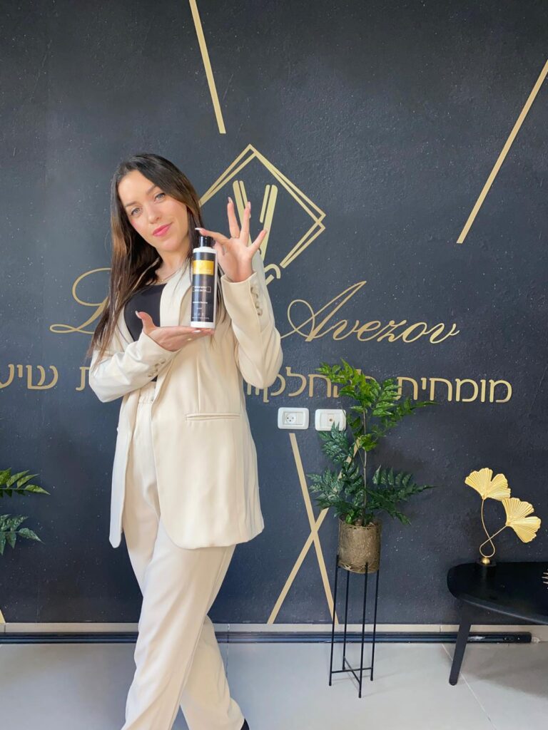 תמונה של לינוי אבזוב עם מוצר הדגל